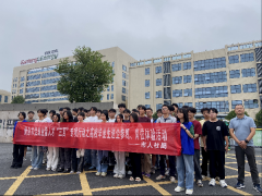 市就业创业办事核心营业还向50论理学子一一发放